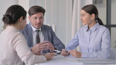 Konuşan İş Adamları Ofiste Tartışıyor