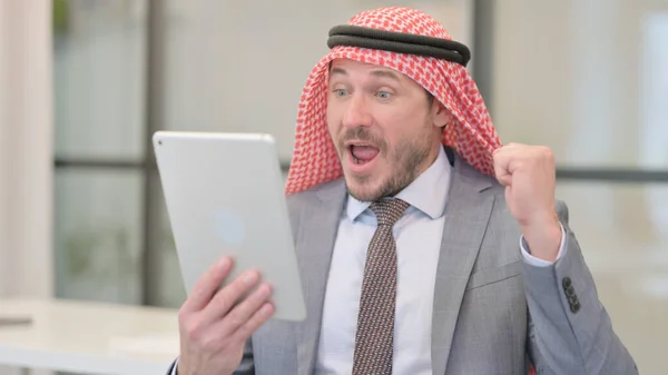 Porträtt av medelålders arabisk affärsman Fira på Tablet in Office — Stockfoto
