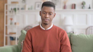 Kameraya bakan Afrikalı Adam Portresi, Üzgün İfade