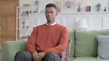 Afrikalı Adam Koltukta Siting Yapıyor