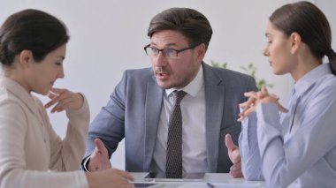 Öfkeli Orta Çağ İş Adamı Kadın Meslektaşlarını Azarlıyor