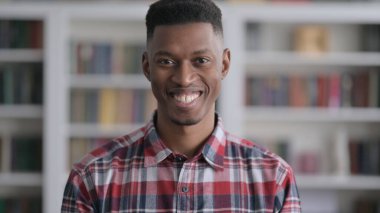 Afrikalı Kafasını Sallayan Adamın Portresi Evet İşareti, Onaylama