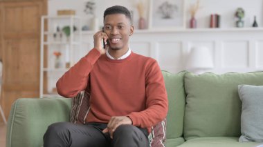 Kanepede Konuşan Afrikalı Adam