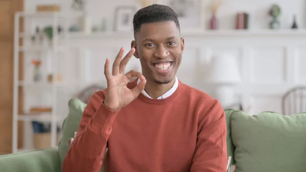 Porträtt av afrikansk man visar OK skylt med Finger — Stockfoto