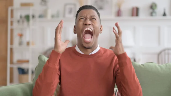 Portret van een schreeuwende Afrikaanse man — Stockfoto
