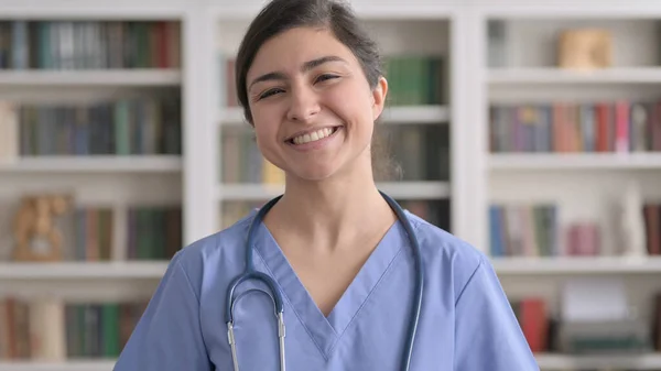 Indiano feminino médico falando no on-line vídeo chamada — Fotografia de Stock