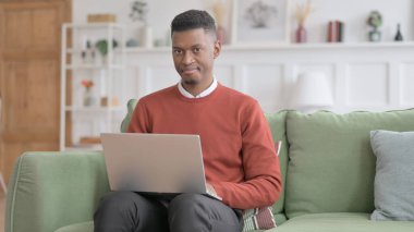 Ofiste dizüstü bilgisayar kullanırken Kafasını Sallayan Afrikalı Adam İşaret Yok