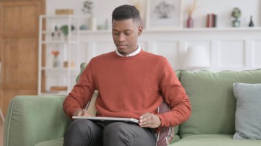 Afrikalı Adam Koltukta Oturuyor, Laptop Açılıyor