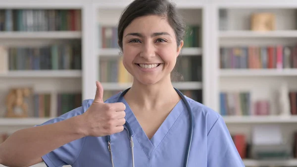 Retrato de indiana feminino médico mostrando polegares para cima sinal — Fotografia de Stock