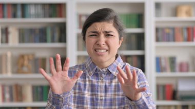 Kaybına Tepki Veren Hayal Kırıklığına uğramış Hintli Kadın Portresi