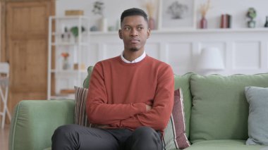 Koltukta oturan Afrikalı Adam