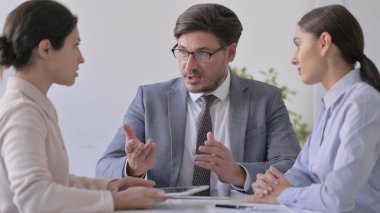 Orta Çağ İş Adamı ve Kadın Meslektaşları Konuşma Yapıyor