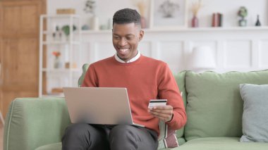 Afrikalı Adam Laptop 'ta Kanepeye Çevrimiçi Ödeme Yapıyor