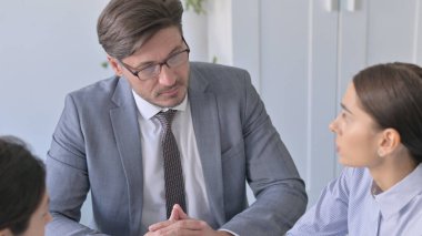 Orta yaşlı adamın iş kadınıyla konuşmasına yakın çekim