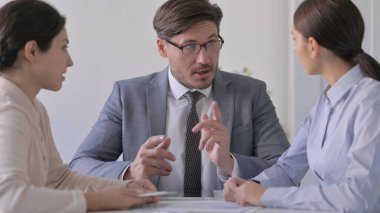 İş Adamları Ofiste Belgeleri Tartışıyor