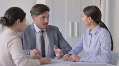 Ofiste Konuşma Yapan İş Adamı