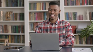 Ofisteki dizüstü bilgisayardan Afrikalı Adam konuşuyor.