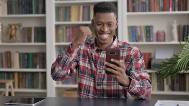 Akıllı Telefon 'da Başarılı Afrikalı Adam Kutluyor