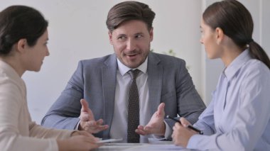 İş Adamı Ofiste Neşeli Sohbet Ediyor