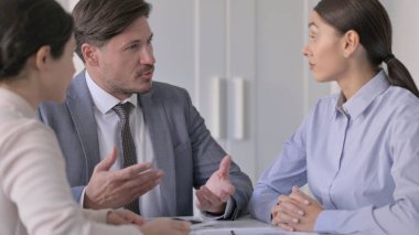 Ofiste Ciddi Konuşmalar Yapan İş Adamı