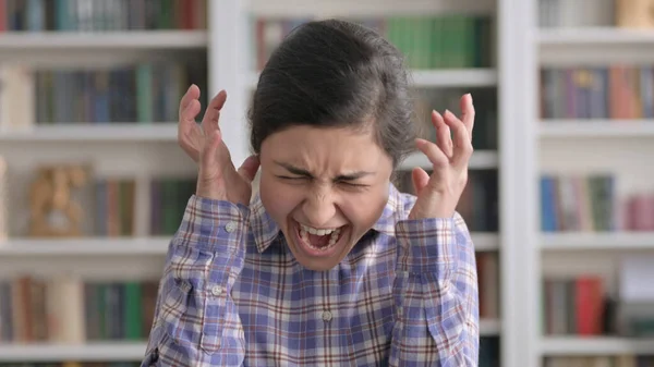 Portret van een schreeuwende Indiase vrouw — Stockfoto