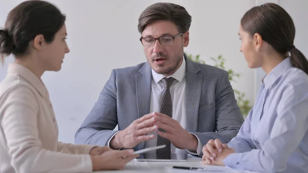 Middle Aged Businessman Talking to Mixed Race Businesswoman — Stock Photo, Image