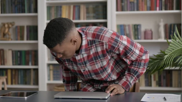 Afrikansk man stängning laptop stående, gå bort — Stockfoto