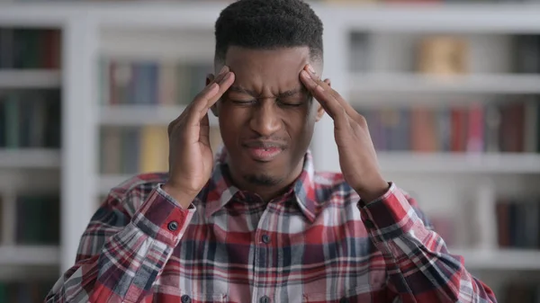 Portrét afrického muže s bolestí hlavy — Stock fotografie
