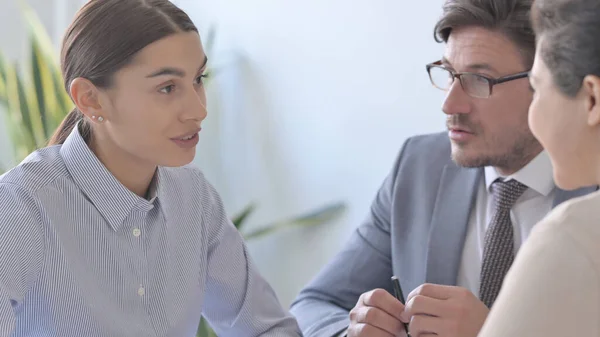 Cheerful Latin Businesswoman Talking to Colleagues — Stock Photo, Image