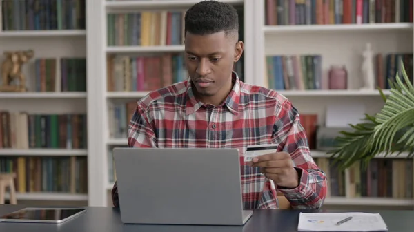 Afrikai férfi Online vásárlás a laptopon — Stock Fotó