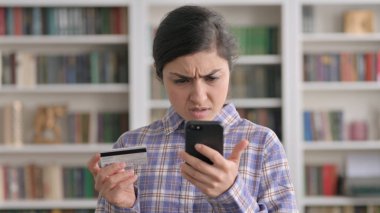 Smartphone 'da Çevrimiçi Ödeme Hatası Yapan Hintli Kadın Portresi