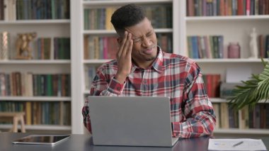 Dizüstü bilgisayarla uğraşırken Afrikalı Adam 'ın başı ağrıyor