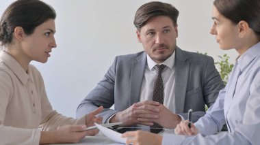 Ciddi Erkek ve Kadın İş Adamları Ofiste Konuşuyor