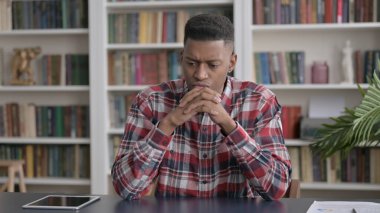 Ofiste otururken Düşünen Afrikalı Adam