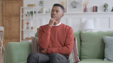 Afrikalı Adam Koltukta Otururken Düşünüyor