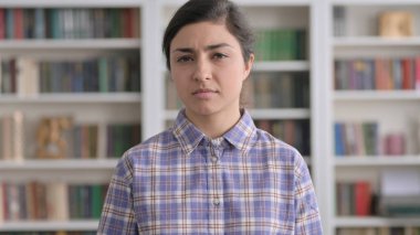 Kameraya Bakan Hintli Kadın Portresi, Üzgün İfade