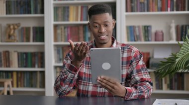 Ofisteki Tablette Video Çağrısı Yapan Afrikalı Adam 