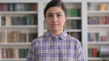 Ciddi Hintli Kadın Portresi Kameraya Bakıyor