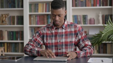 Afrikalı Adam Ofiste Dizüstü bilgisayar Açıyor