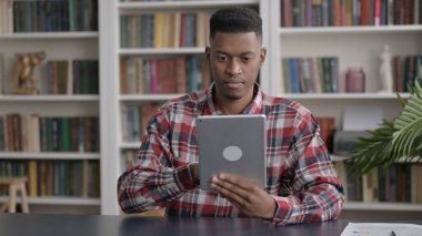 Ofiste otururken Tablet kullanan Afrikalı Adam