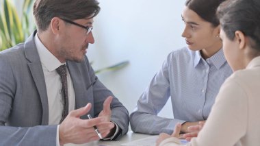 Orta Çağ İşadamı Kadın Meslektaşlarıyla Kağıtları Tartışıyor