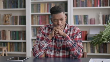 Ofiste otururken üzülen Afrikalı Adam