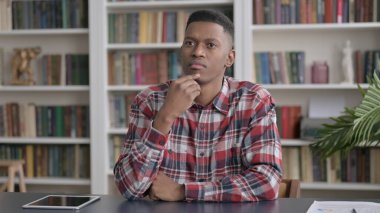 Dalgın Afrikalı Adam Yeni Çalışma Planı Düşünüyor