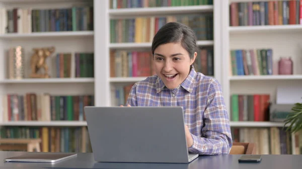 Ofiste dizüstü bilgisayar kullanırken Başarı Kutlaması yapan Hintli Kadın — Stok fotoğraf