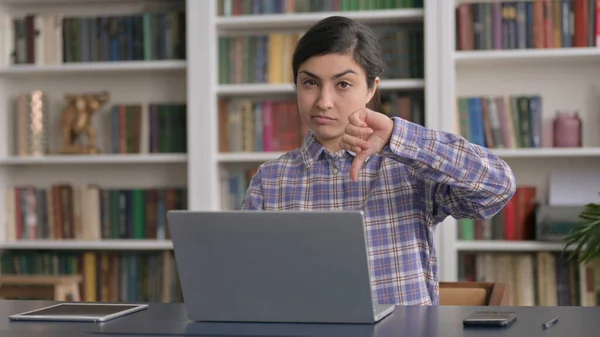 Indien femme montrant pouces vers le bas signe tout en utilisant un ordinateur portable dans le bureau — Photo