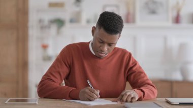Ofisteki Kağıda Yazan Afrikalı Adam