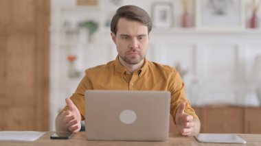 Genç Adam dizüstü bilgisayar kullanırken Kayıp 'a Tepki Veriyor