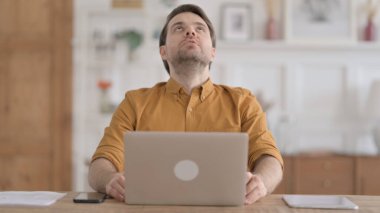 Genç Adam Laptop 'ta Kayıp' a Tepki Veriyor