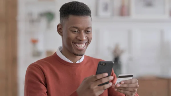 Retrato de Empresário Africano fazendo Pagamento Online no Smartphone — Fotografia de Stock