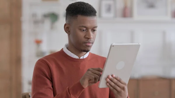 Retrato de Empresário Africano Atraente usando Tablet no Escritório — Fotografia de Stock